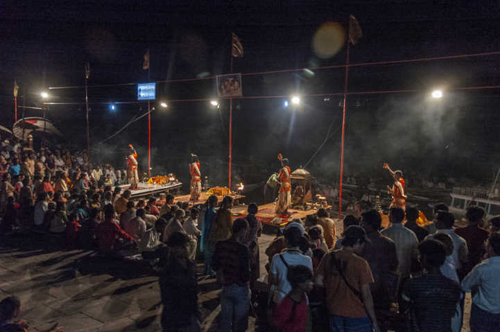 70 - India - Varanasi - rio Ganges - ceremonia religiosa